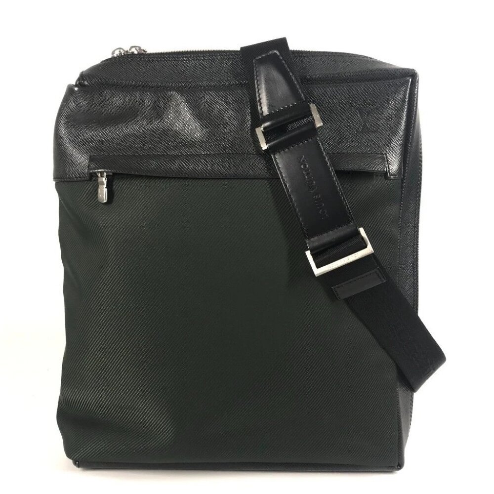 LOUIS VUITTON M30912 Taiga Beluga Pochette Shoulder Bag khaki/Black